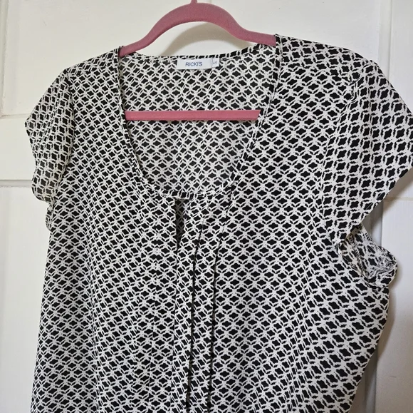 Ricki's Top - Picture 4 of 5